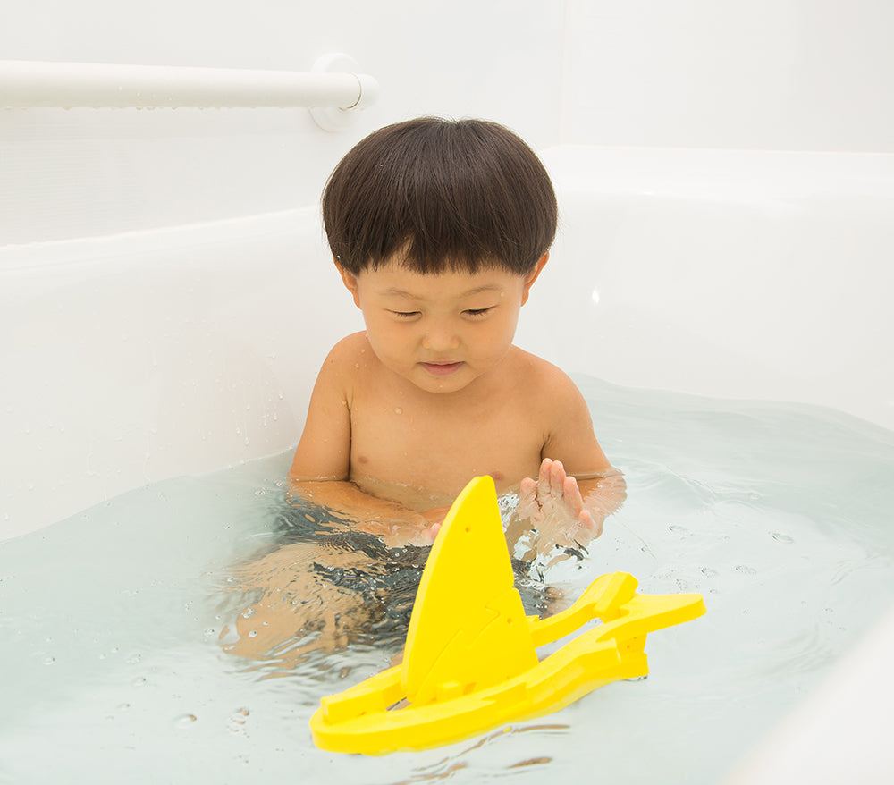 フローティックねったいぎょ/よっとをお風呂の水面に浮かべる子供