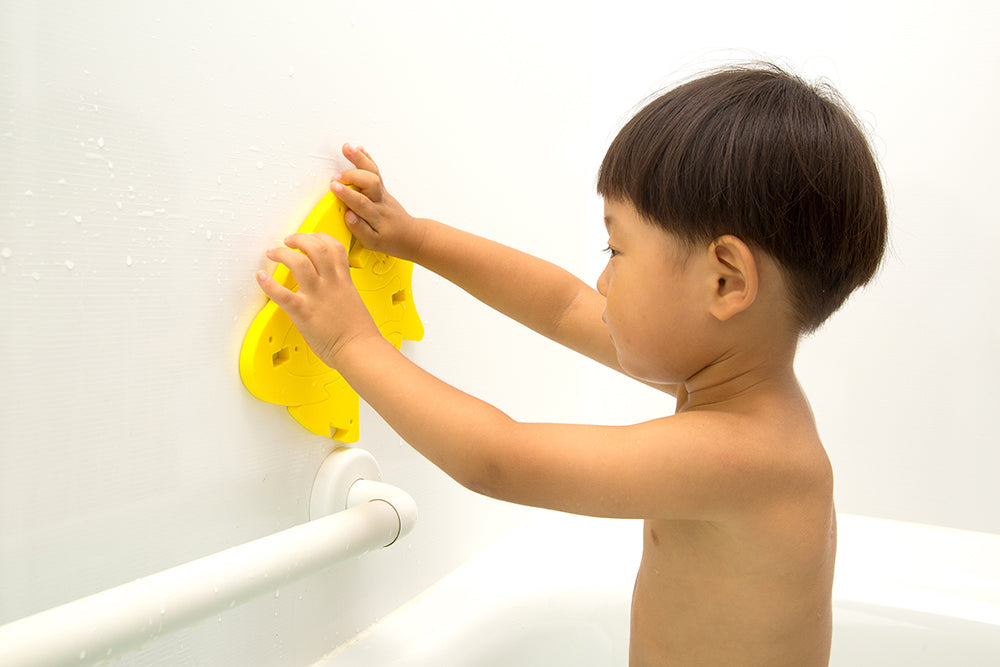 フローティックねったいぎょ/よっとを組み立てる子供