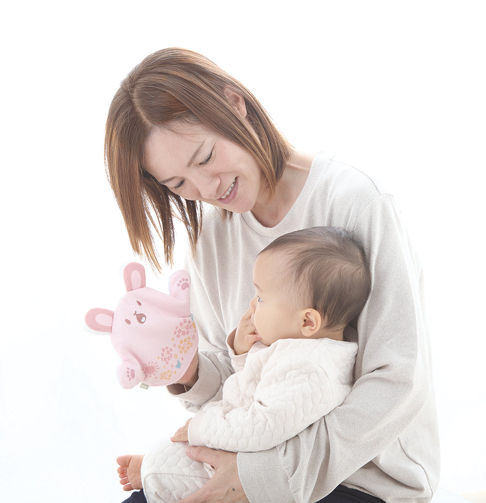 いないいないばぁスタイうさぎで遊ぶ親子