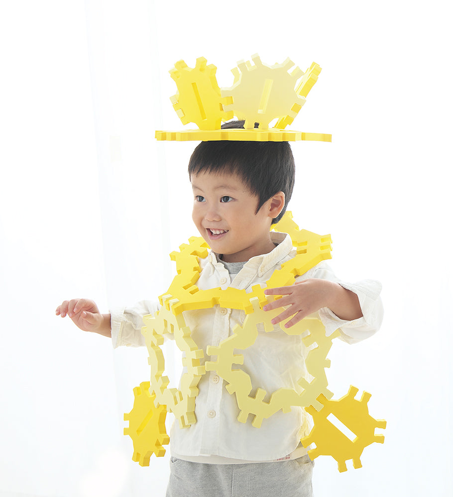 クムタスほしのおしろセットのパーツを体に着けて遊ぶ子供
