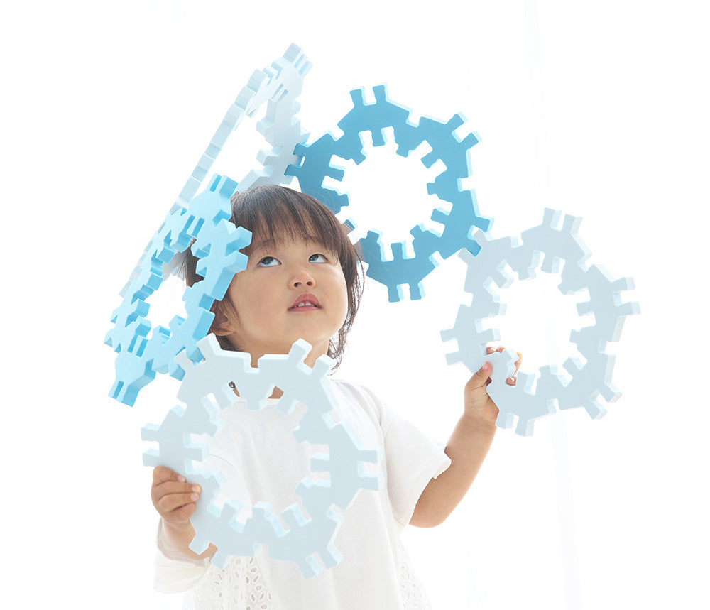 クムタスゆきのおしろセットのパーツを持つ子供