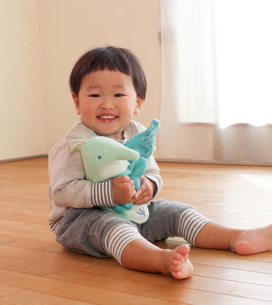 おはなしパペットパタパタを笑顔で抱える男の子