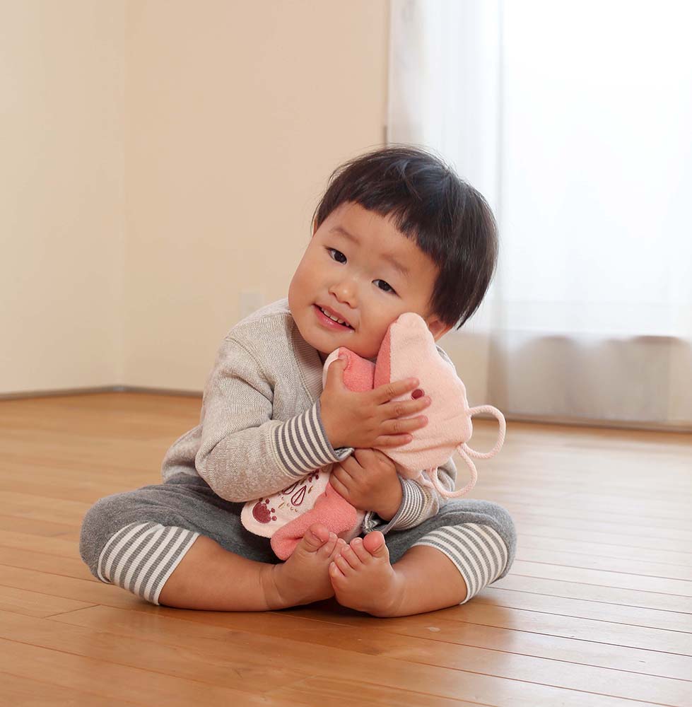おはなしパペットモグモグを笑顔で抱える男の子