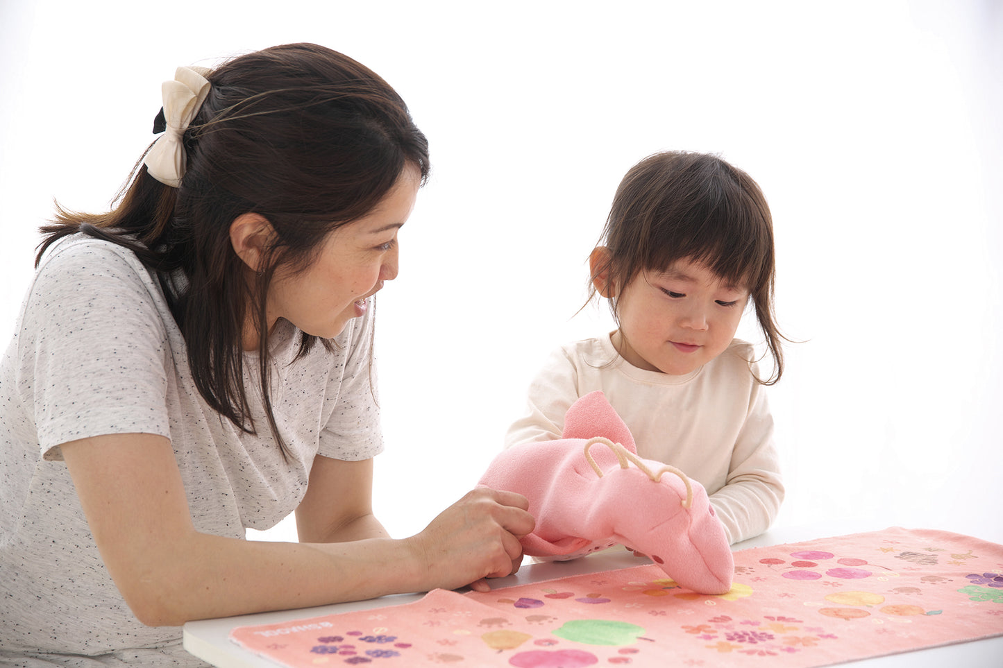 おはなしパペットモグモグで遊ぶ親子