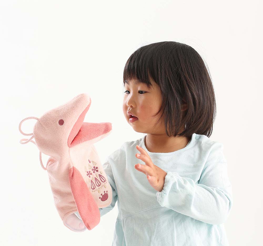おはなしパペットモグモグを右手にはめて遊ぶ女の子