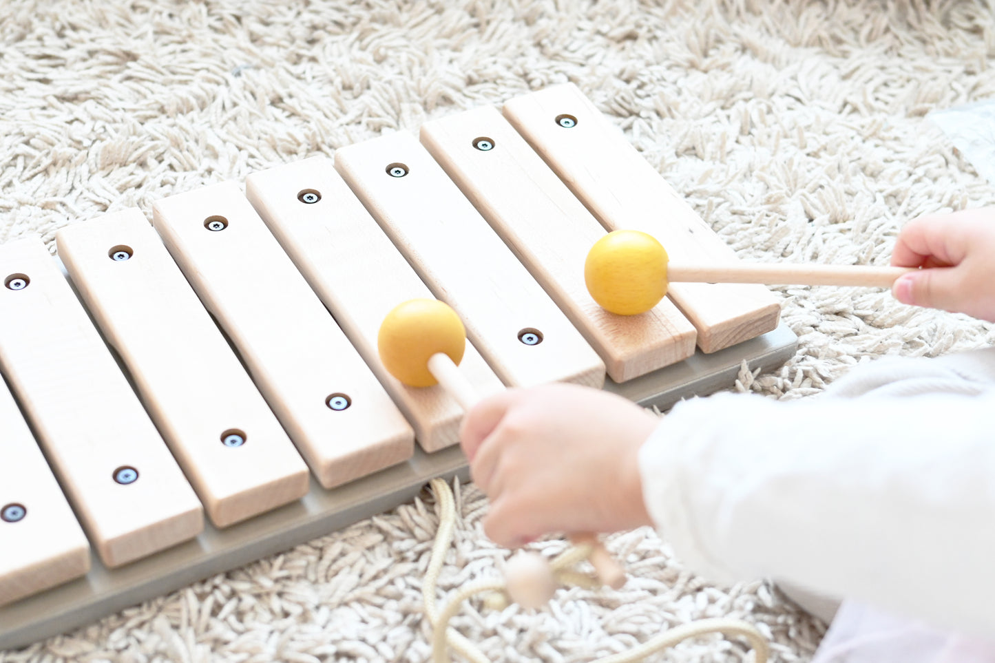 小さな太陽シリーズもっきんを叩く子供