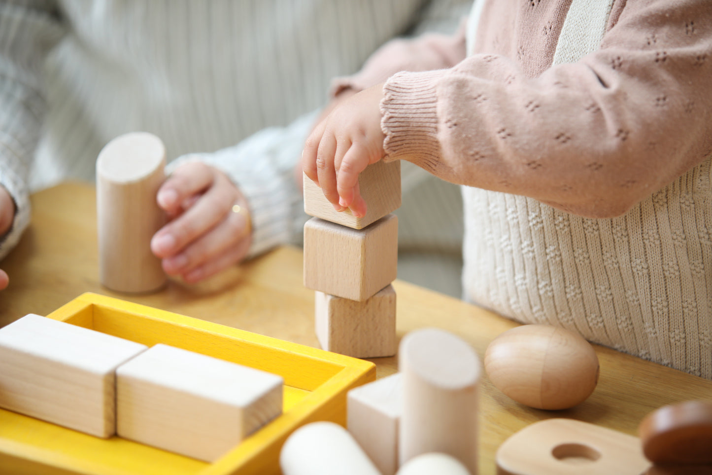 小さな太陽シリーズつみきで遊ぶ子供