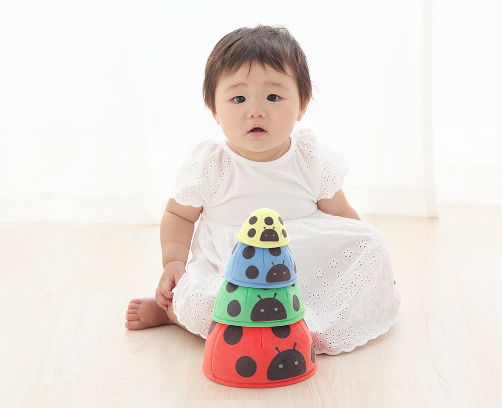 積み上げられたつみつみマトリョーシカてんとうむしと赤ちゃん