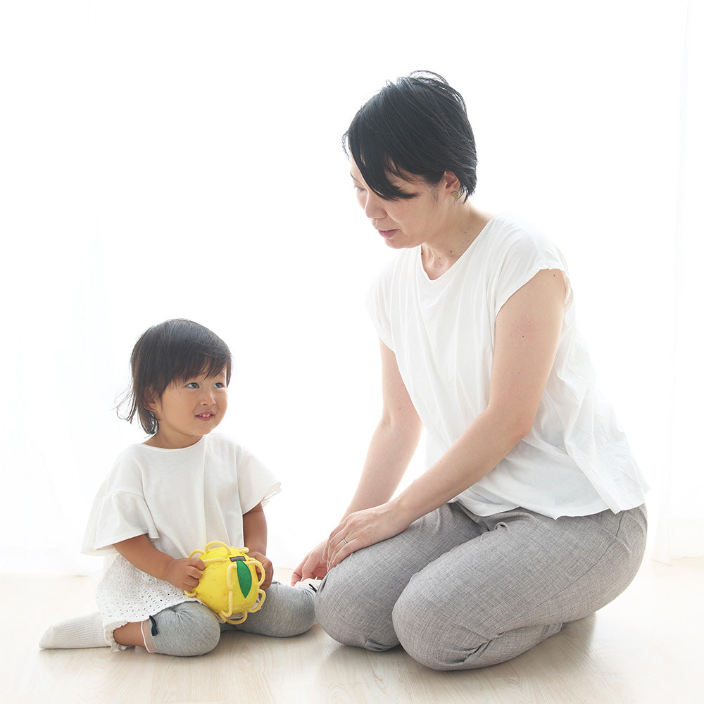 わっかボールグレープフルーツで遊ぶ親子