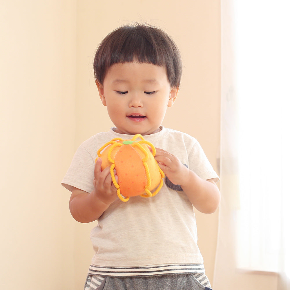 わっかボールみかんで遊ぶ子供