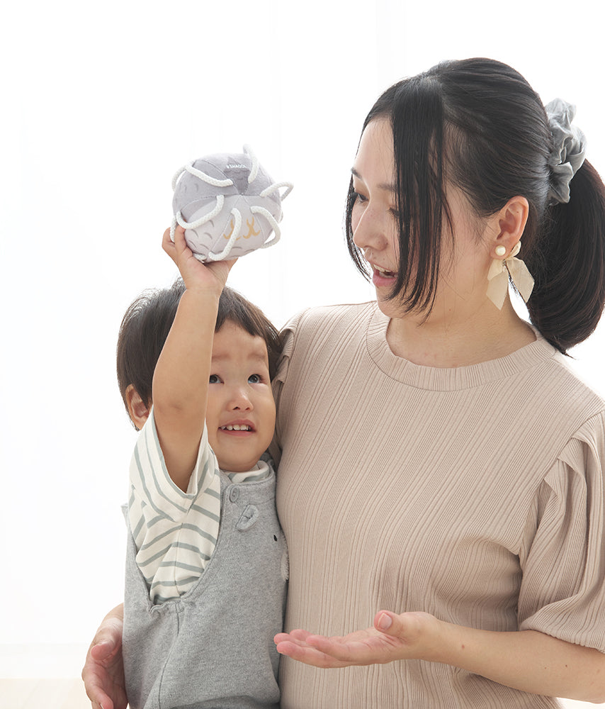わっかボールミニフクロウで遊ぶ親子