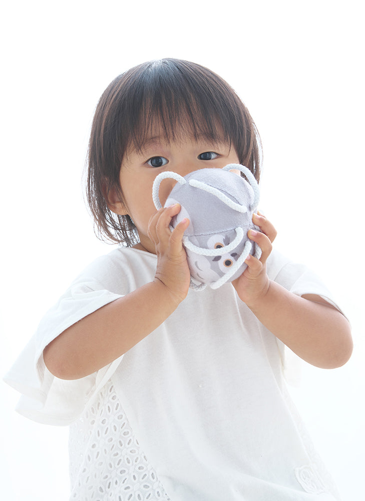 口元にわっかボールミニフクロウを当てる子供