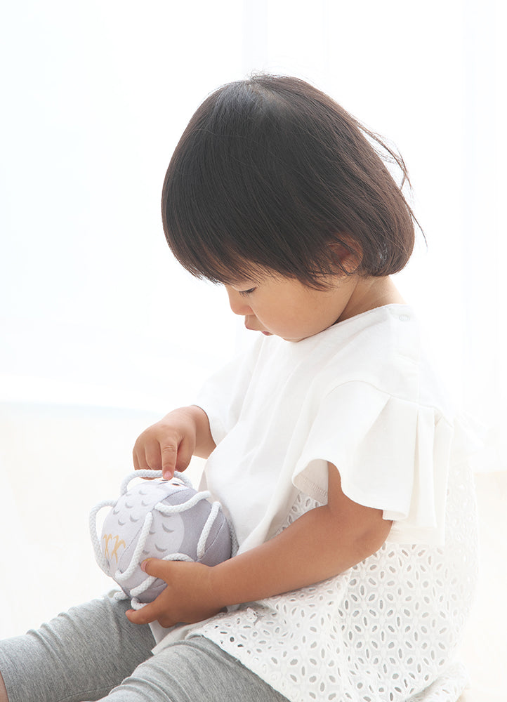 わっかボールミニフクロウで遊ぶ子供