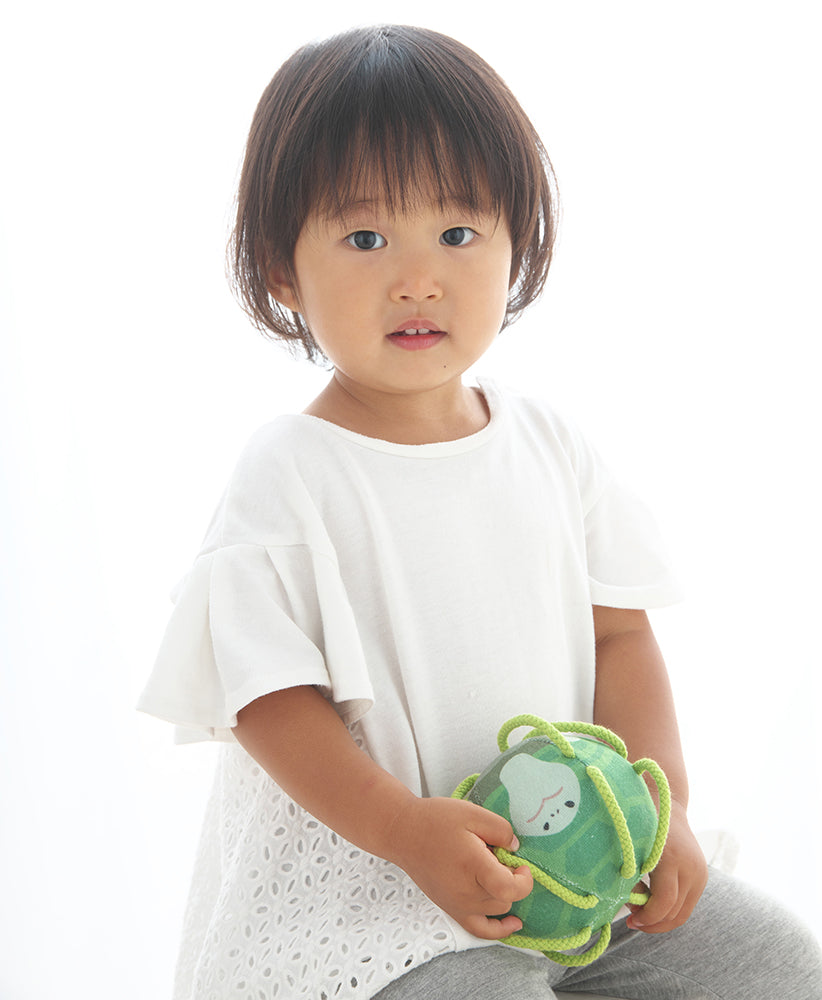 わっかボールミニかめを持つ子供
