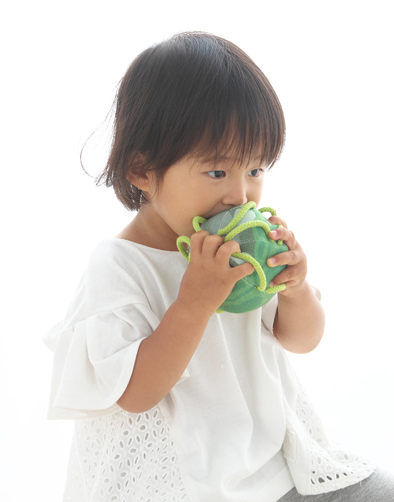 口元にわっかボールミニかめを当てる子供