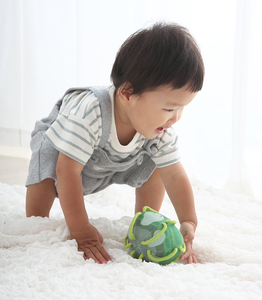 わっかボールミニかめで遊ぶ赤ちゃん