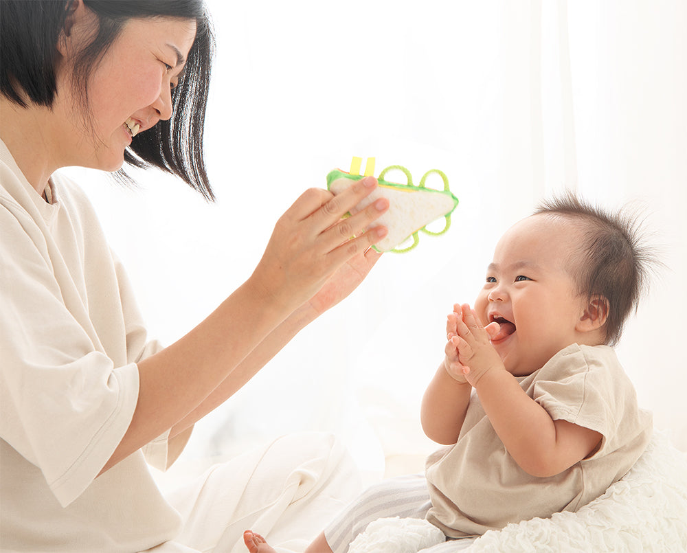 わっかラトルサンドイッチで遊ぶ親子