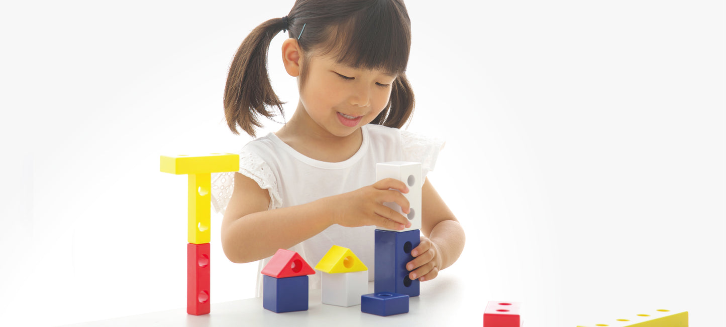 コロンブスのつみきバランスセットのつみきを組み立てる子供
