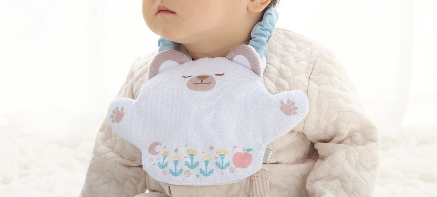 胸元にいないいないばぁスタイくまをかけた赤ちゃん