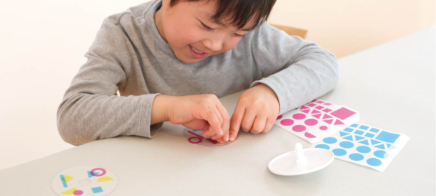 いろコマにシールを貼る男の子
