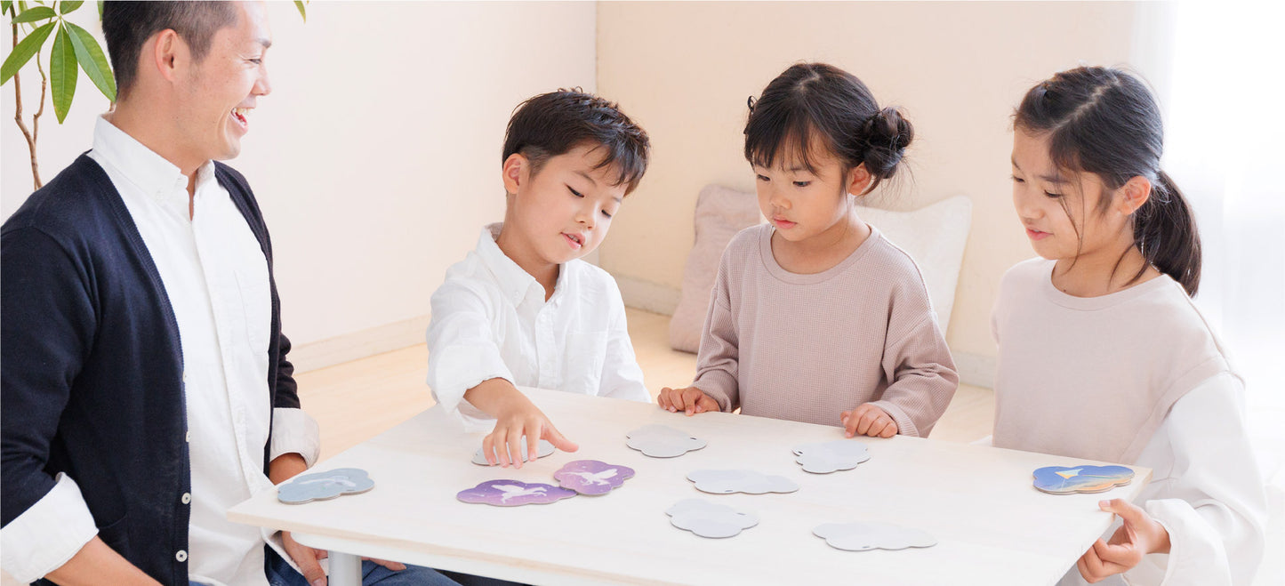 オーナメントにもなるメモリーゲームくもで遊ぶ家族