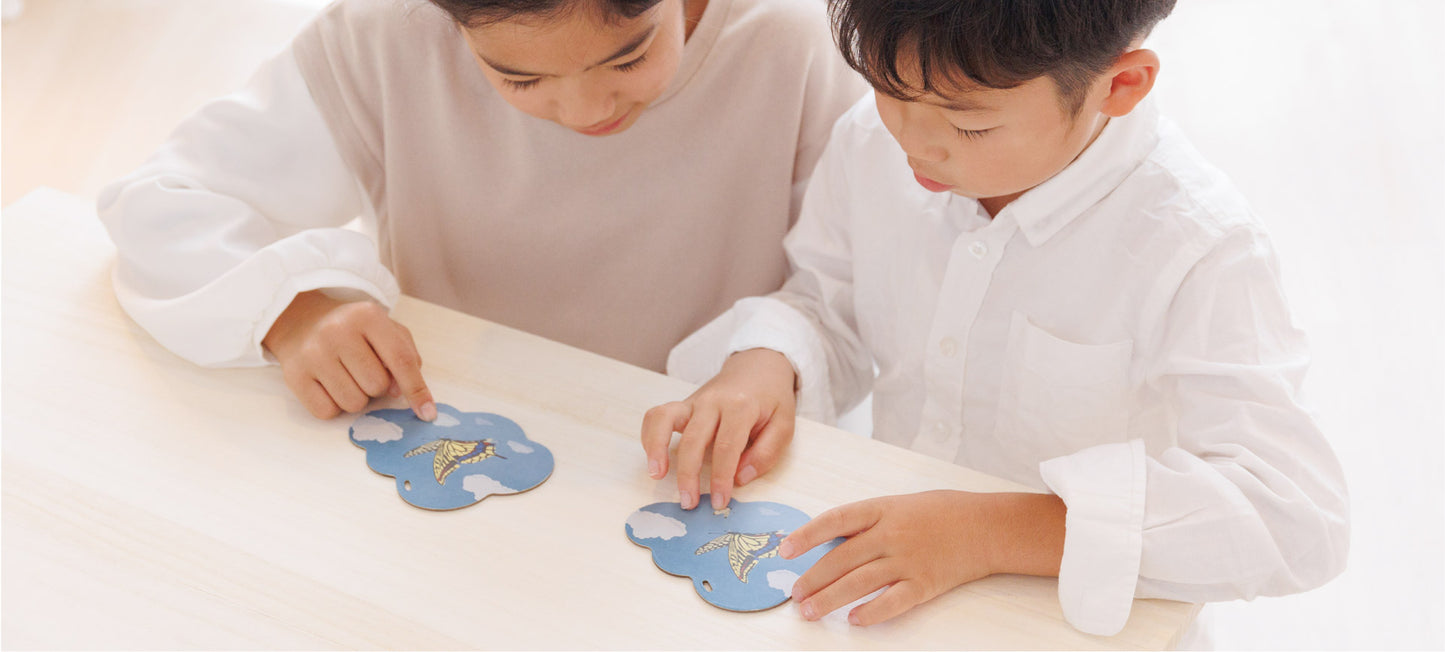 オーナメントにもなるメモリーゲームくもの絵柄を見比べる子供