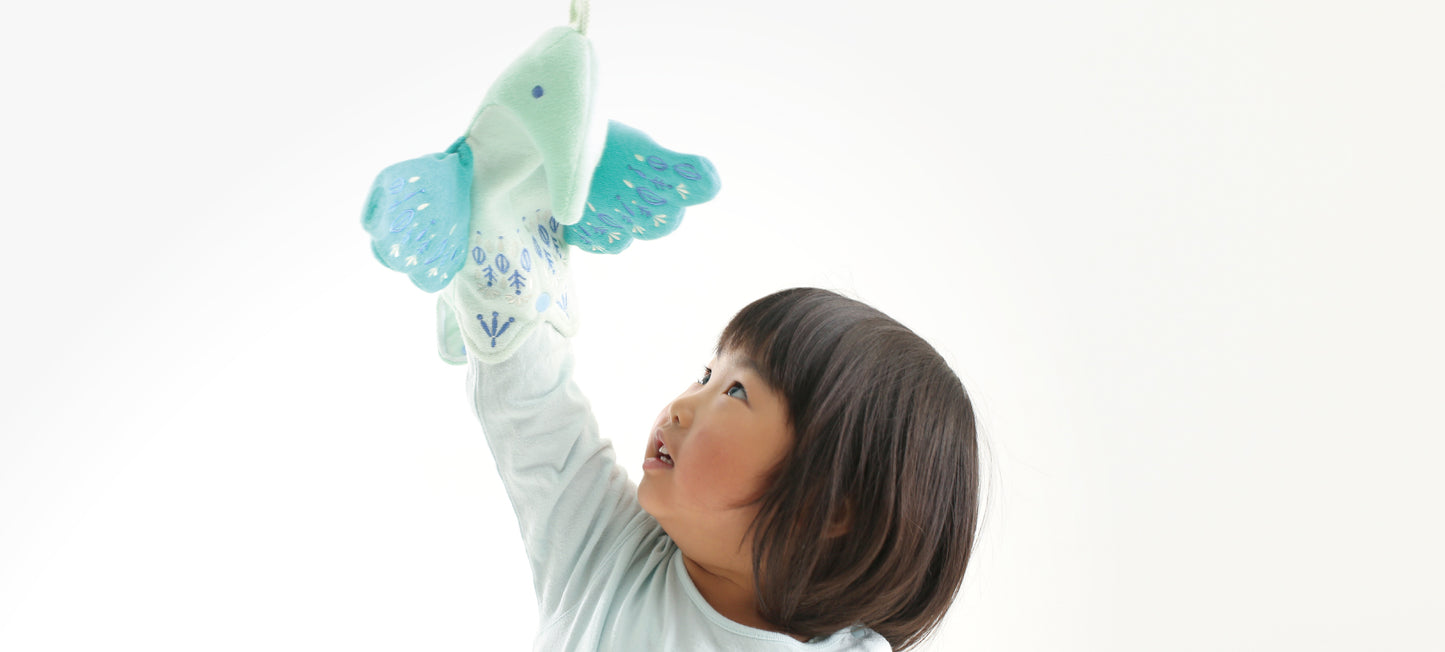 おはなしパペットパタパタを右手にはめて遊ぶ女の子