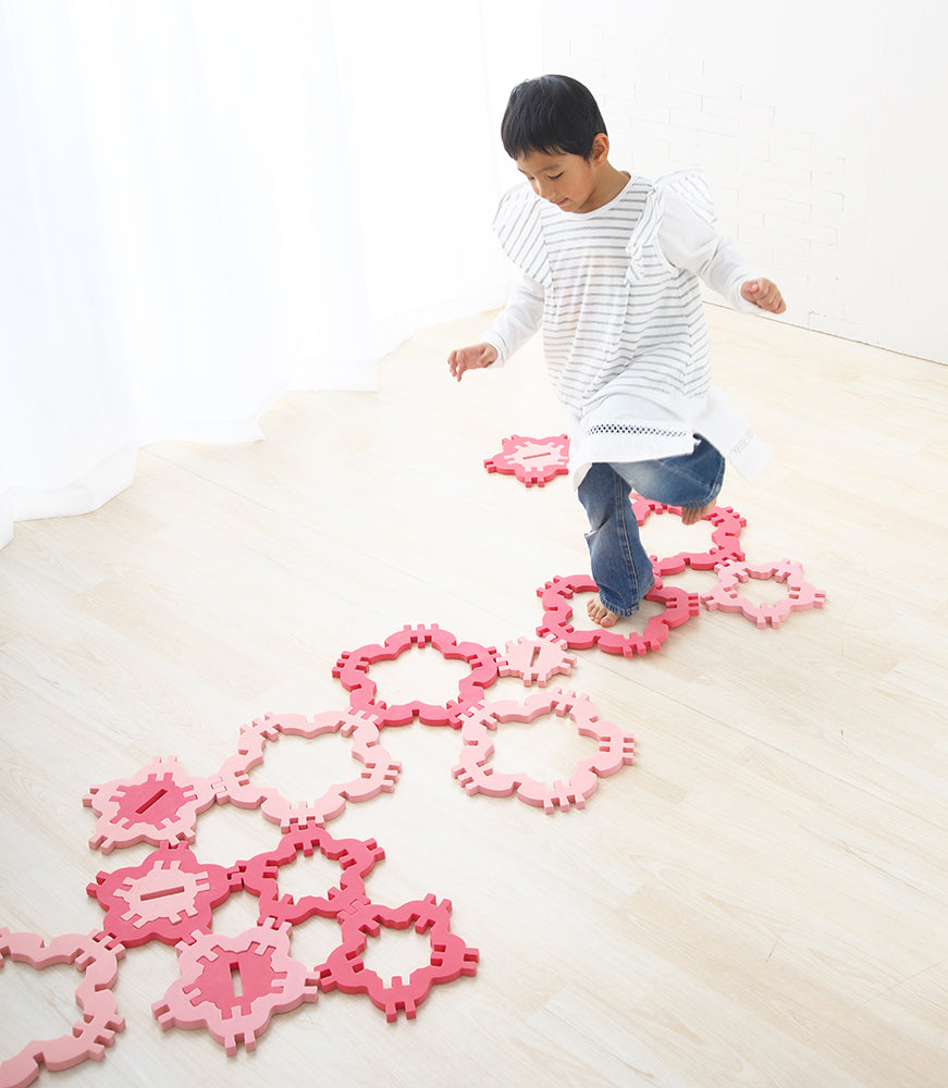 クムタスおはなのおうちセットでポップスコッチ遊びをする女の子