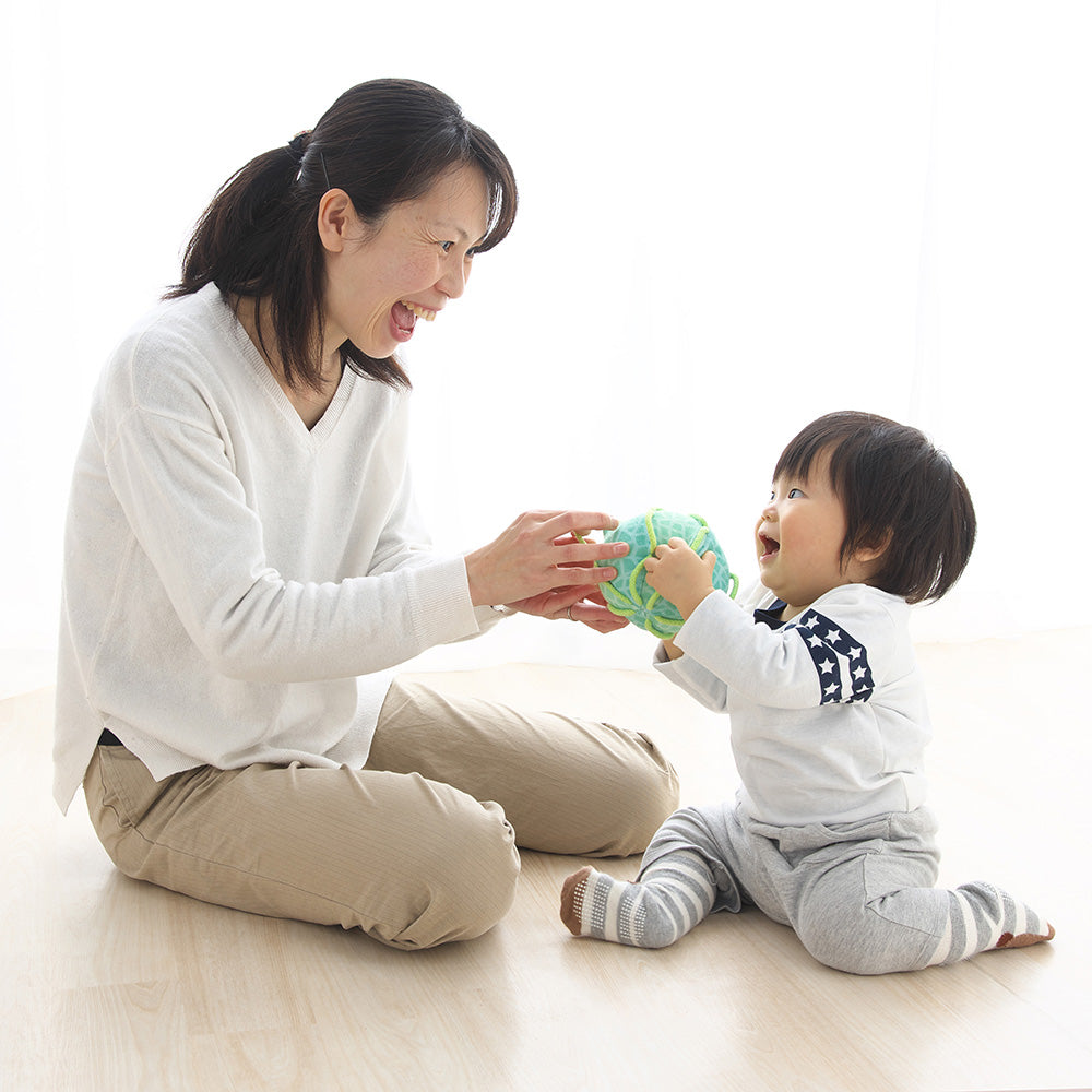 わっかボールめろんで遊ぶ子供