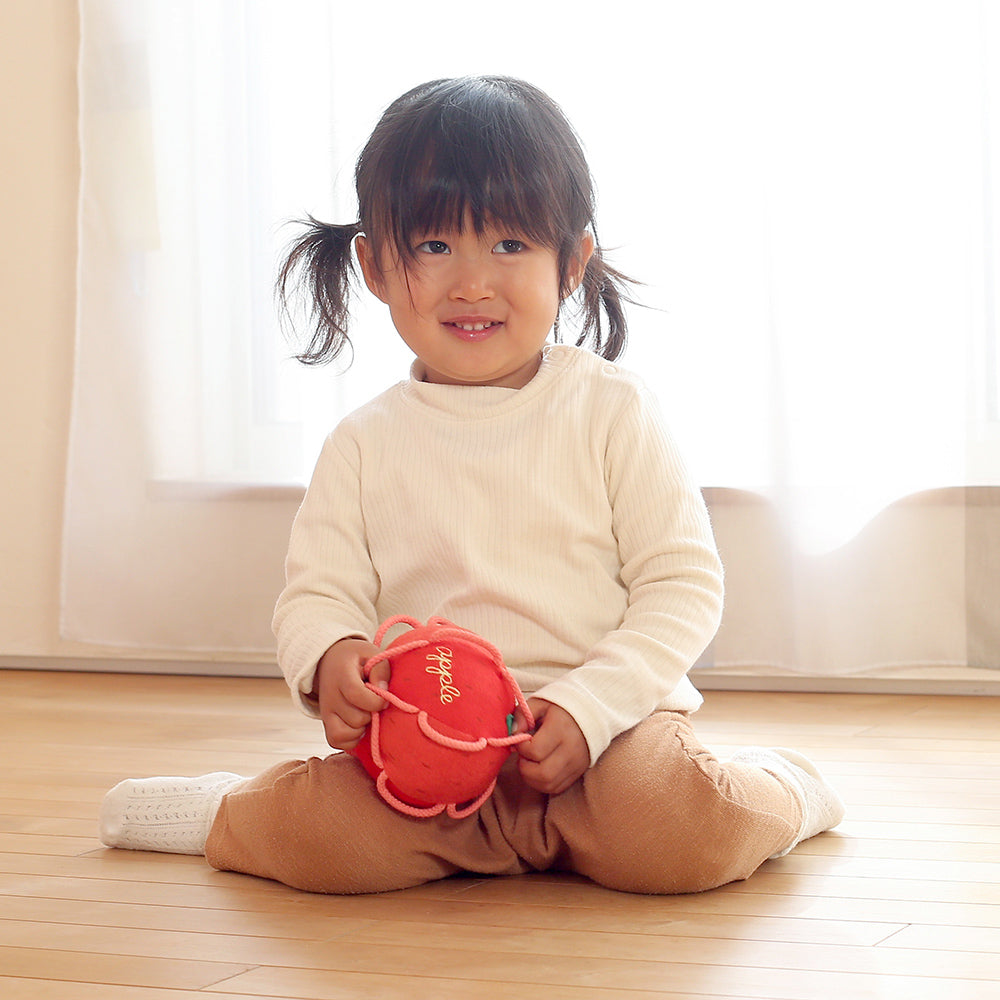 わっかボールりんごで遊ぶ子供