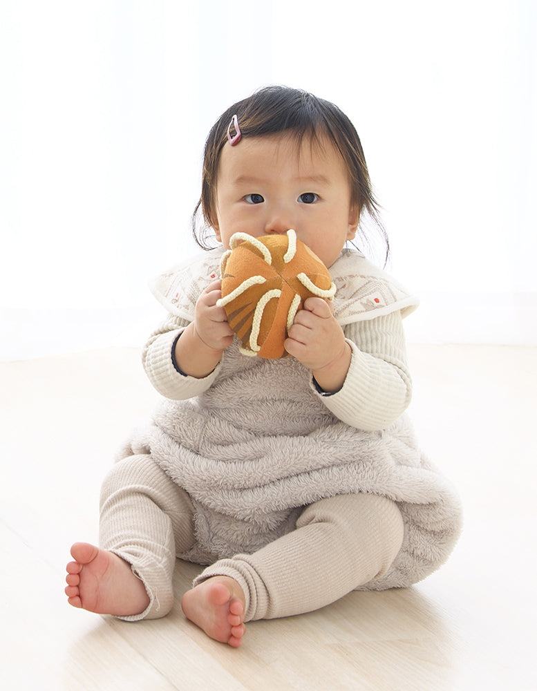 わっかボールミニしまりすを抱える赤ちゃん