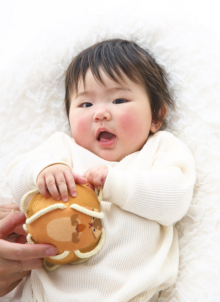 わっかボールミニしまりすで遊ぶ赤ちゃん