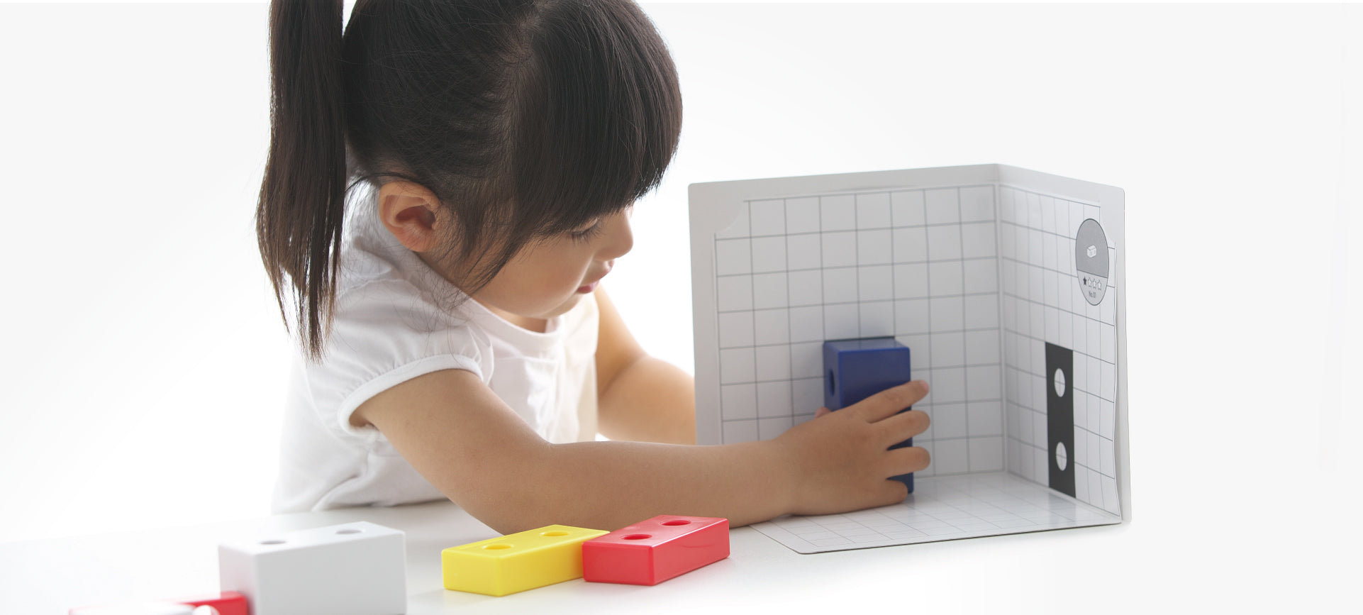 コロンブスのつみき3Dパズルセットで遊ぶ子供