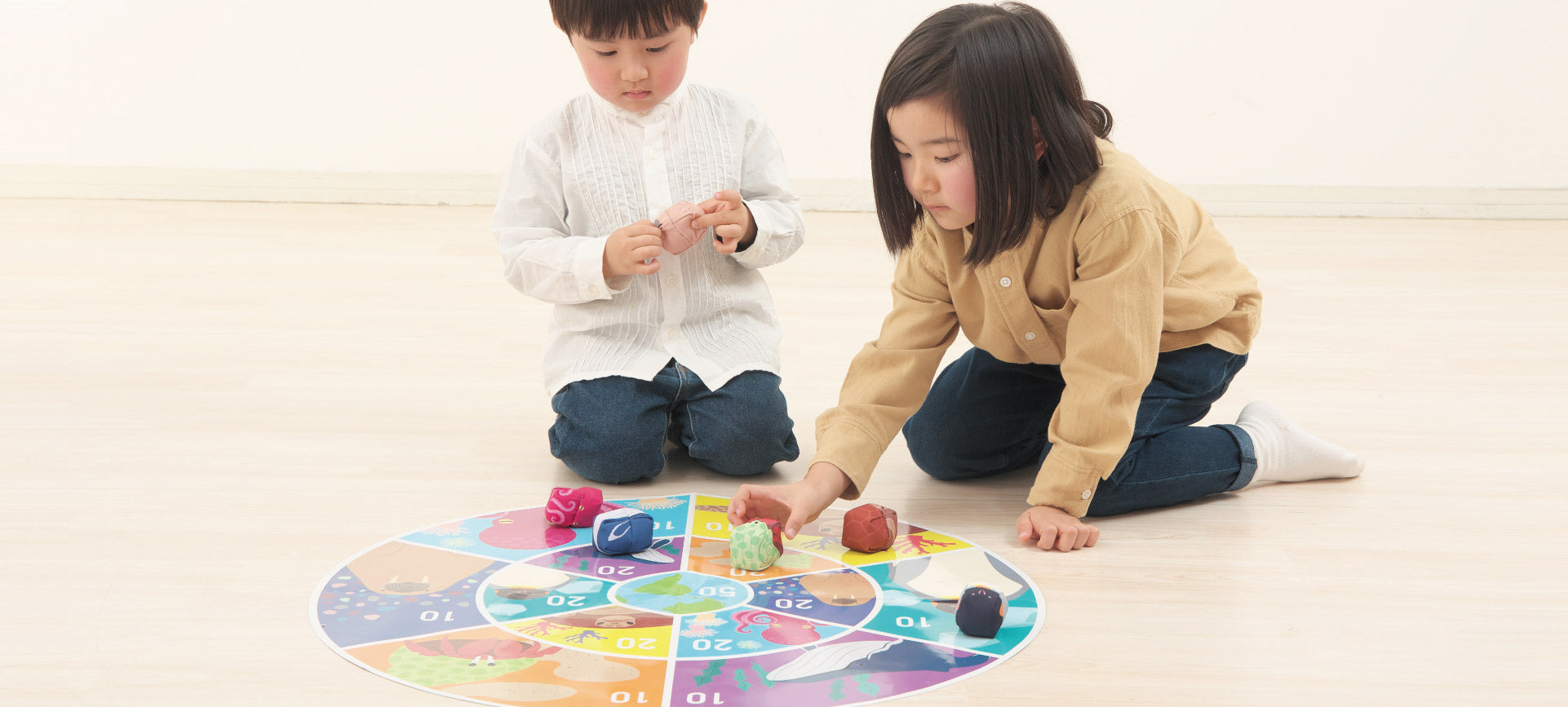 ファミリーおてだまSEA WORLDで遊ぶ2人の子供